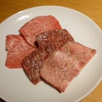 ビーフキッチン 恵比寿店 - 手前から、牛タン、ハラミ、リブ芯