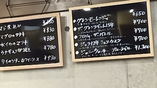h Teppanyaki To Okonomiyaki Mishimaya - お酒も取り揃えています。銘柄はさっぱり分からん
