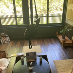 蕎麦屋 侍 - 一番奥の囲炉裏の間に座る　窓の外には小川が流れるも見えはしない