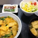 Nakau - お揚げとニラの玉子丼並盛り、味噌汁サラダセット
