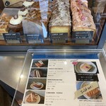 YOUR DAILY COFFEE - スイーツメニューとショーケースの焼き菓子たち