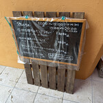 トワザン - 店頭のメニュー　日替わりランチがリーズナブル