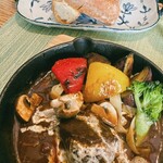 トワザン - ビーフシチュー　パンがついてくる