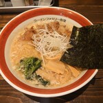 ホルモンラーメン ファミリー食堂 - 