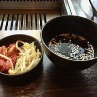 焼肉うしごろ 銀座並木通り店 - キムチ、ナムル、スープ　スープは牛肉の旨味が印象的。スープはおかわり可能
