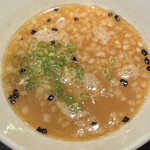TOMEICHIYA SHOKUDO - 提供された昆布水つけ麺のつけ汁。食い終わった富士そばのたぬきうどん？