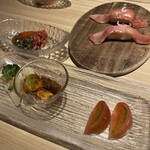 Yakiniku Hanabi - 季節の惣菜の前菜3品 、ユッケ仕立ての刺物小鉢 、和牛のにぎり