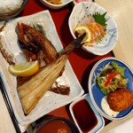 Hokkaino Mikaku Hokkaidou - 北海サラダのいろどり定食1300円（数量限定）が売り切れで、北海サラダが卵焼きになってしまうという。泣く泣くこのお魚とコロッケ定食1400円をオーダーした。