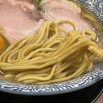 頑固麺 - 少しモクッとした歯切れ感