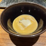 鮨 みつよし - 煮鮑。肝ソースは、黄身や酢が入りマイルドな味わい。