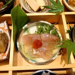 Keishouan Shirotori Sou - 五、地鶏の昆布締め
                      地鶏の刺身なんだけど
                      梅肉ソースの昆布締めとなる。
                      
                      梅肉ソースの爽やかさと
                      昆布の旨味がシッカリとしていて
                      美味しいよねえ❕