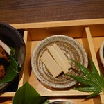 Keishouan Shirotori Sou - 二、燻り豆腐
                      スモークされてる豆腐にチーズが挟まれている
                      スモーキーな豆腐と
                      チーズの味わいがあってるねえ。