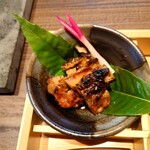 Keishouan Shirotori Sou - 一、地鶏の照り焼き
                      キチンと炭火焼きで焼かれたのがよく分かる
                      香ばしい味わいで旨い❕
                      
                      照り焼きのタレも絶妙にあってるねえ❕