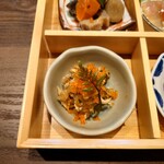Keishouan Shirotori Sou - 七、温泉鶏の松前和え
                      上にとびっ子が掛けられていた。
                      松前和えと一緒に頂いた。
                      
                      野菜の美味しさ
                      昆布と鶏肉の味わいがシッカリとしていて
                      なかなか美味しい味わい❕