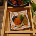 Keishouan Shirotori Sou - 四、筑前煮
                      鶏の旨味出汁を感じる味わい
                      蓮根や牛蒡などが煮られてる
                      
                      旨味シッカリで美味しいんだけど
                      食べ歩いてる会席料理に比べると
                      少々レンコンとゴボウの食感が
                      あり過ぎかな？とは思えた