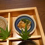 Keishouan Shirotori Sou - 三、地鶏皮の煮凝り
                      実はこのおっさん、鶏皮苦手なんだけど〜（笑）
                      
                      食べてても鶏皮感はないけれど
                      美味しい味わいではある。