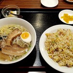 福亭 - ラーメン定食（ 塩ラーメン・炒飯を選択 ） これに唐揚げが付く☆