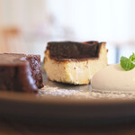 Tricolore - 選べるスイーツセット 1408円 のバスクチーズケーキ、シュコラテリーヌ