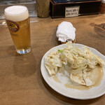 焼とり弁慶 - ビール（小）　450円とお通しのキャベツ