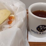 BAGEL & BAGEL - スモークサーモンとクリームチーズのサンドと紅茶