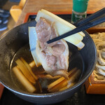 소바도코로 이치 - 얇게 썬 오리 고기 2조각
                      파에 그을음이 보이지 않습니다