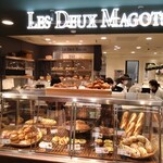 LES DEUX MAGOTS - 