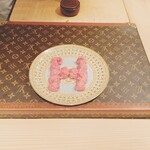 鮨 尚充 - なかおち。ハイブランドを思わせる「Ｈ」。