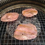 焼肉きんぐ - 先付の豚タン