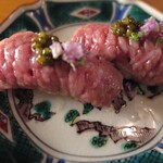 烤神户寿司配鱼子酱