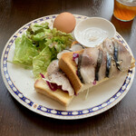 バルバルキッチンアメリ - 自家製炙りシメサバのオープンサンド(¥780)
      ドリンク付き。鯖サンドと言ってもトルコ料理のそれとは違ってこの店独自の料理。自家製の〆鯖をたっぷり味わえる。
      食べ応え十分のボリュームあり。美味！