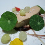 レフェルヴェソンス - フォアグラ　フォアグラのナチュラル　　加賀太胡瓜とメロン　茗荷　レーズンのチャツネと丁字　金蓮花の葉と花