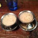 ダバ インディア - 左:マドラスコーヒー¥320 右:マサラチャイ¥320