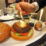 ザ ロビーラウンジ - トマトソース、マスタードソースを塗ります。　仕上げは、藤立マネージャー自ら。