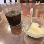 Koukien - さらにサービスの杏仁豆腐とアイスコーヒー