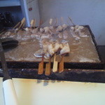 みすみ - （2013.08.08再訪）このように、取り易い様に串を向けてくれます。