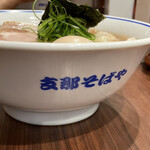 新横浜ラーメン博物館 - レシピのみならず、丼、暖簾、レンゲ入れなどの備品も復刻。