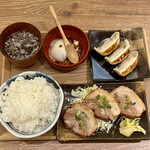 Nikujiru Gyouza No Dandadan - 炙りチャーシューランチ850円 大盛＋50円 追加焼き餃子3個＋250円