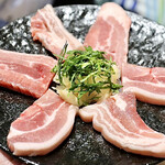 豚焼肉 グルマンズ - カルビ ガリしそ巻き