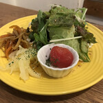 バナナカフェ - カレーにセットのサラダ