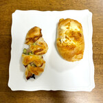 手作りパン工房 コネルヤ - 左:枝豆とベーコンのフランスパン ¥240- (税抜)
            右:ベーコンチーズブレッド ¥240- (税抜)
