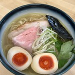 麺処 有彩 - 珍しく味玉をカットしてくれました。黄身の色がい～ね！