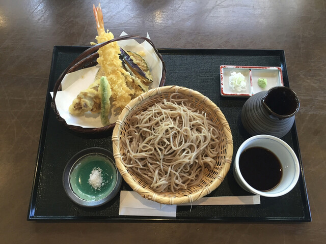 そば様 毎回同じものばかり 食べてるお蕎麦屋さん🤭 前に隣の方が食べてた