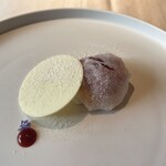 ラ・テラス - 紅茶のアイスを牛皮で包みホワイトチョコ乗せ