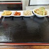 韓国家庭料理 レインボー食堂 - トレーに乗せられた最初に運ばれてきた「卵焼き・カクテキ・ナムル」