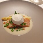 フランス料理 壺中天 - これは…素晴らしい調理法ですね。火のはいりやすい鮭を完璧なミキュイにしてクリームソース…白アスパラガスとの相性は言うことなしです。