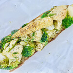 エテコ ブレッド - ホタテとイカとブロッコリーのタルティーヌ