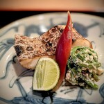 茜坂大沼 - 太刀魚は、激萌えの千葉竹岡。ノリノリの脂を炭火で程よく落とし、旨みも凝縮。添え物と言えない、コゴミのカシューナッツ和え。普通なら独立した一品です。