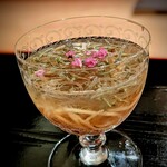 茜坂大沼 - 手打ちの二八蕎麦も名物。出始めの秋田のジュンサイは、ビー玉のようにコロッとした粘膜に包まれてプチっと弾けました。凄い♡