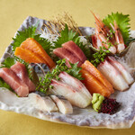 Assortment of five types of sashimi (1 serving)