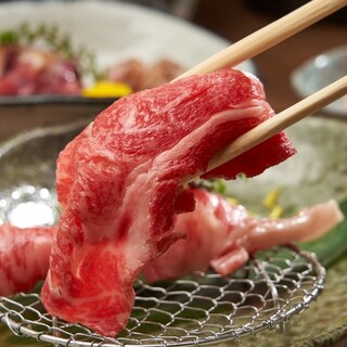 享用豪华的新泻和牛寿司和其他精心挑选的食材！